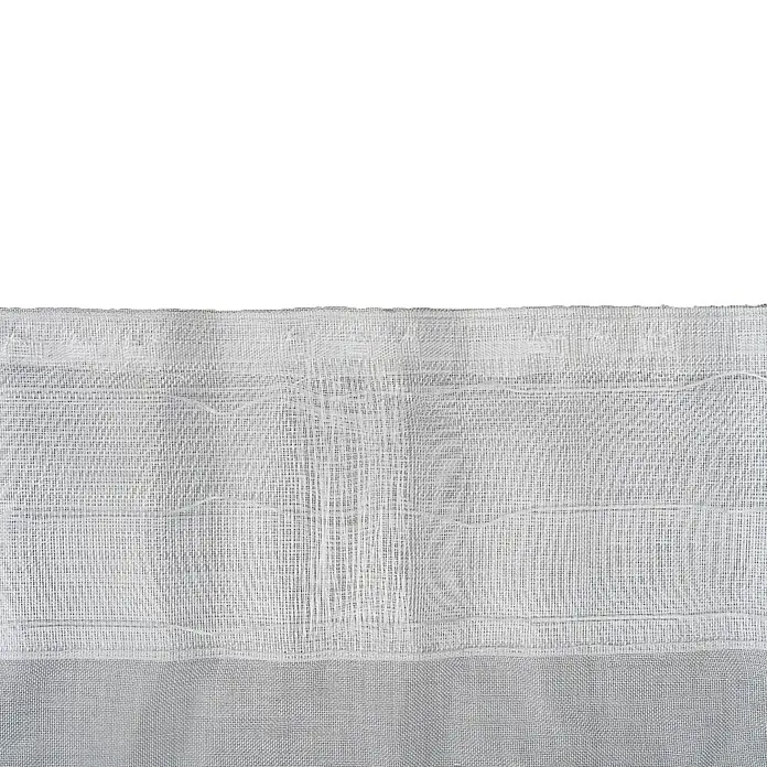 Schlaufenschal Breeze - B x H: 135 x 300 cm, 100 % Polyester, Grau - Detailaufnahme eines weißen, transparenten Gardinenstoffs mit feiner Webstruktur vor schwarzem Hintergrund.
