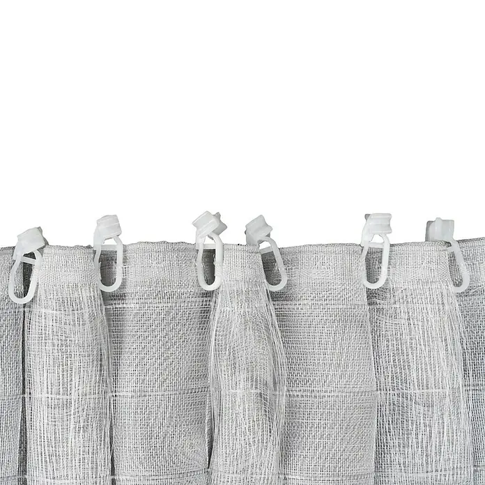 Schlaufenschal Breeze - B x H: 135 x 300 cm, 100 % Polyester, Grau - Ein Detailaufnahme von Gardinen mit weißen Kunststoffhaken an einer schwarzen Stange, die das Produkt hervorhebt.