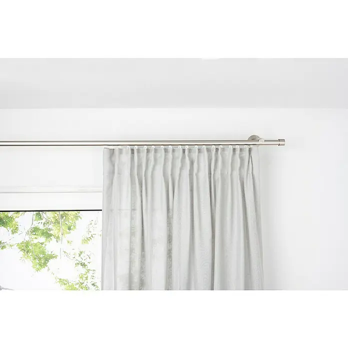 Schlaufenschal Breeze - B x H: 135 x 300 cm, 100 % Polyester, Grau - Bild einer Gardinenstange aus Metall mit grauem Vorhang davor, der die Hälfte des Fensters bedeckt.