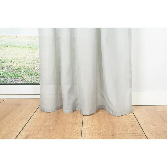 Ösenschal Breeze - B x H: 135 x 245 cm, 100 % Polyester, Grau - Elegante graue Gardine mit sanften Falten, die vor einem Fenster mit Blick ins Grüne hängt und eine wohnliche Atmosphäre schafft.