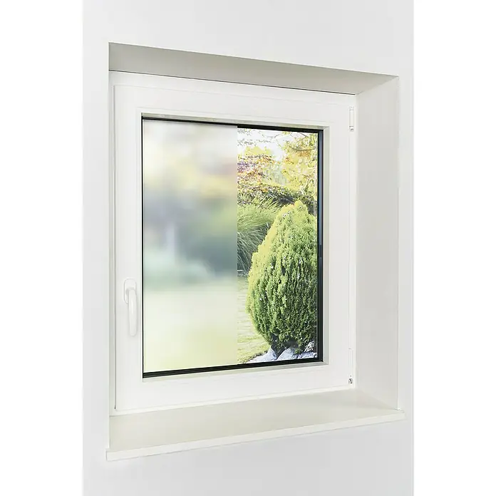 Glasfolie Fensterfolie Frosted - 200 x 45 cm, Frost, Statisch haftend - Isoliertes Fenster mit Milchglasfolie, das einen Blick auf einen üppigen Garten freigibt. Bietet Privatsphäre bei Tageslicht und schützt vor Blendung.