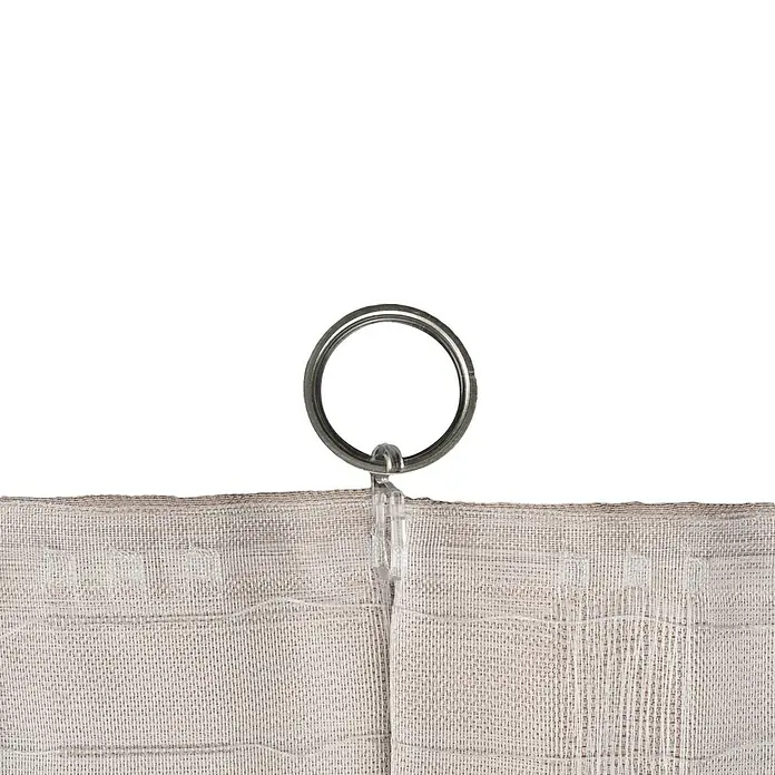 Schlaufenschal Leinen-Look - B x H: 135 x 300 cm, 100 % Polyester, Cappuccino - Nahaufnahme eines Vorhangrings mit einem durchsichtigen Clip, der an einem hellen Stoff befestigt ist, vor einem schwarzen Hintergrund.