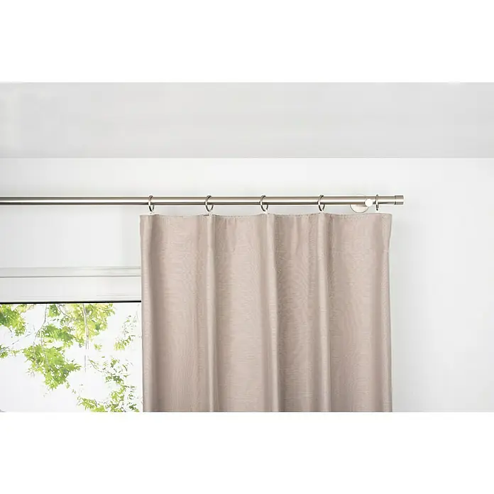 Schlaufenschal Leinen-Look - B x H: 135 x 300 cm, 100 % Polyester, Cappuccino - Ein hellbrauner Vorhang hängt an einer silbernen Gardinenstange mit Ringen vor einem Fenster.