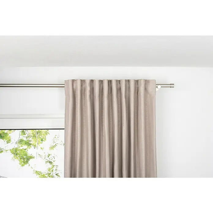 Schlaufenschal Leinen-Look - B x H: 135 x 300 cm, 100 % Polyester, Cappuccino - Das Bild zeigt eine stilvolle, beigefarbene Gardine, die an einer silbernen Gardinenstange hängt und einen Teil eines Fensters bedeckt. Sie sorgt für Privatsphäre.