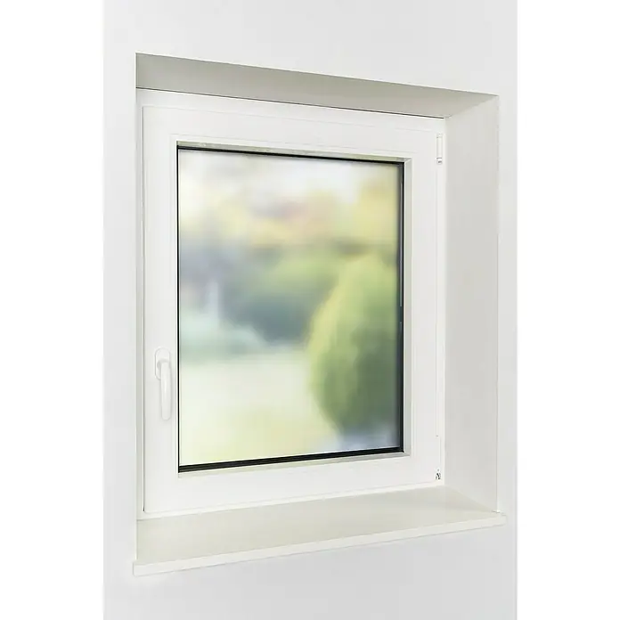 Glasfolie Fensterfolie Frosted - 200 x 45 cm, Frost, Statisch haftend - Nahaufnahme eines weißen Fensters mit Blick ins Freie. Es zeigt ein modernes Design und hochwertige Verarbeitung.