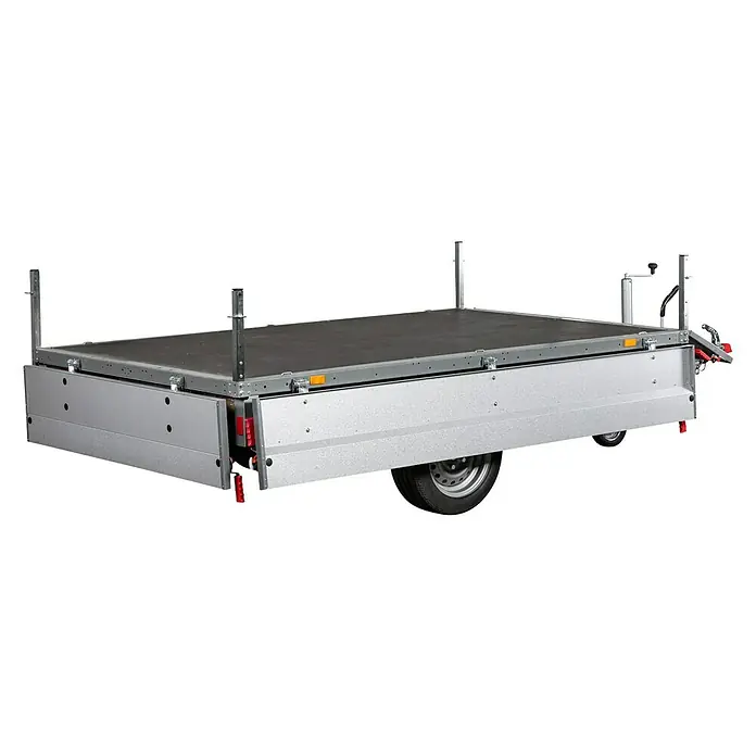 Stema Anhänger Basic SH 1300-25-15.1 - Nutzlast: 966 kg, Einachser, Kasteninnenmaß: 251 x 153 x 34,5 cm, Gebremst - Bild eines PKW-Anhängers mit flacher Ladefläche und silberner Bordwand vor schwarzem Hintergrund. Optimal für Transporte aller Art.