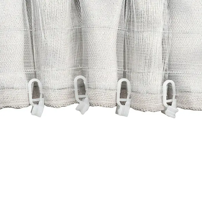 Verdunkelungsvorhang Dim - B x H: 135 x 300 cm, 100 % Polyester, Sand - Detailansicht einer weißen Gardine mit Befestigungsclips. Die Clips sind aus Kunststoff und halten die Gardine an der Stange.