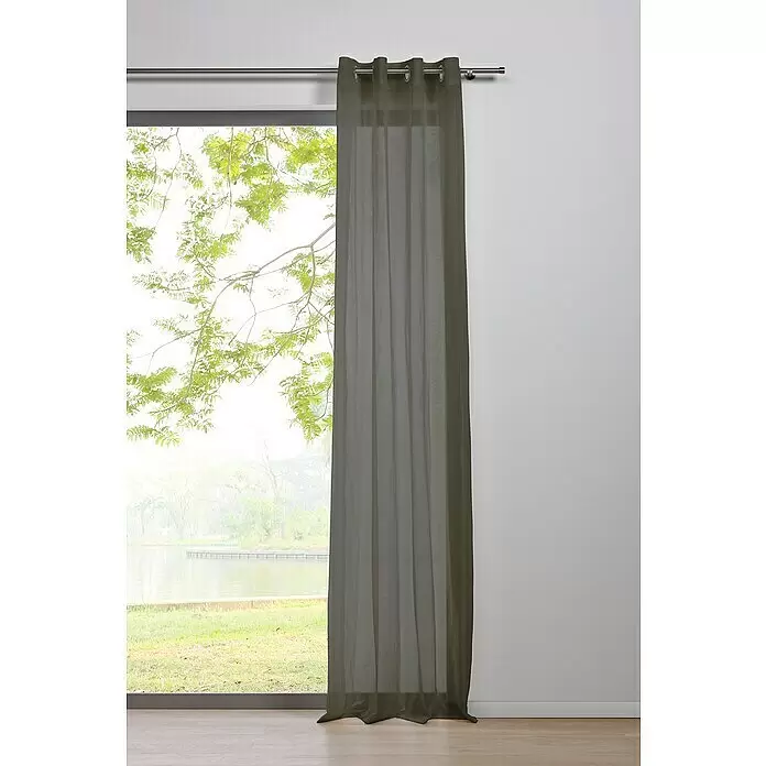 Ösenschal Transparent - B x H: 135 x 245 cm, 100 % Polyester, Grau - Dunkelgrauer transparenter Vorhang an einer Stange vor einem Fenster, der Licht filtert und Ausblick auf See und Bäume bietet.