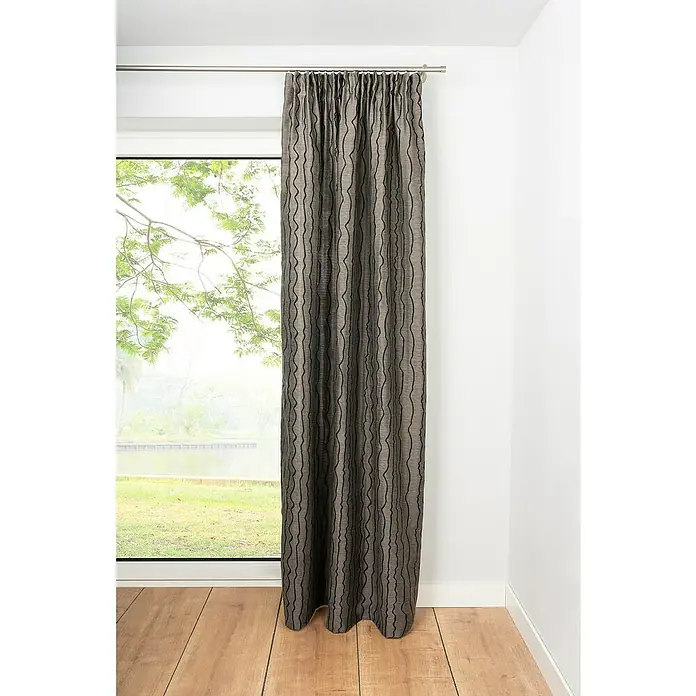 Schlaufenschal Stream - B x H: 135 x 300 cm, 100 % Polyester, Taupe - Dieses Bild zeigt einen stilvollen, gemusterten Vorhang, der elegant vor einem Fenster drapiert ist und das moderne Raumdesign ergänzt.