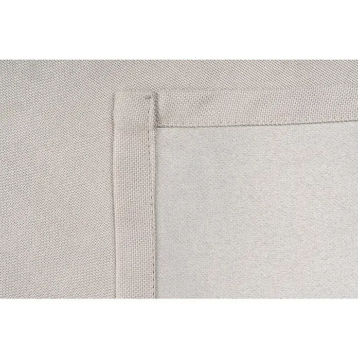 Verdunkelungsvorhang Dim - B x H: 135 x 300 cm, 100 % Polyester, Sand - Nahaufnahme eines hellgrauen Stoffes mit einer verstärkten Kante, ideal für Polsterarbeiten und Textilprojekte.