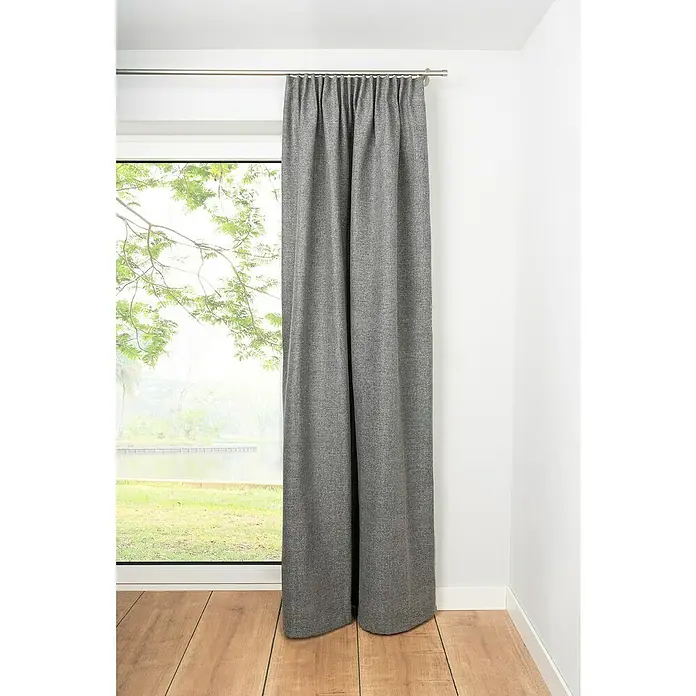Schlaufenschal Chalet - B x H: 135 x 245 cm, 100 % Polyester, Grau - Grauer Vorhang, der von einer Stange hängt und einen Raum mit Fenster und Holzboden verdunkelt.