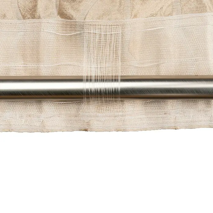 Schlaufenschal Stream - B x H: 135 x 300 cm, 100 % Polyester, Sand - Detailaufnahme einer Gardinenstange mit beigefarbenem Vorhang, der mit dekorativen Fäden versehen ist. Die Stange ist aus glänzendem Metall.