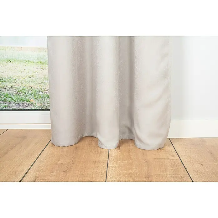 Verdunkelungsvorhang Dim - B x H: 135 x 300 cm, 100 % Polyester, Sand - Ein detailreicher Blick auf einen eleganten, blickdichten Vorhang, der sanft den Boden berührt und Privatsphäre mit Stil verbindet.