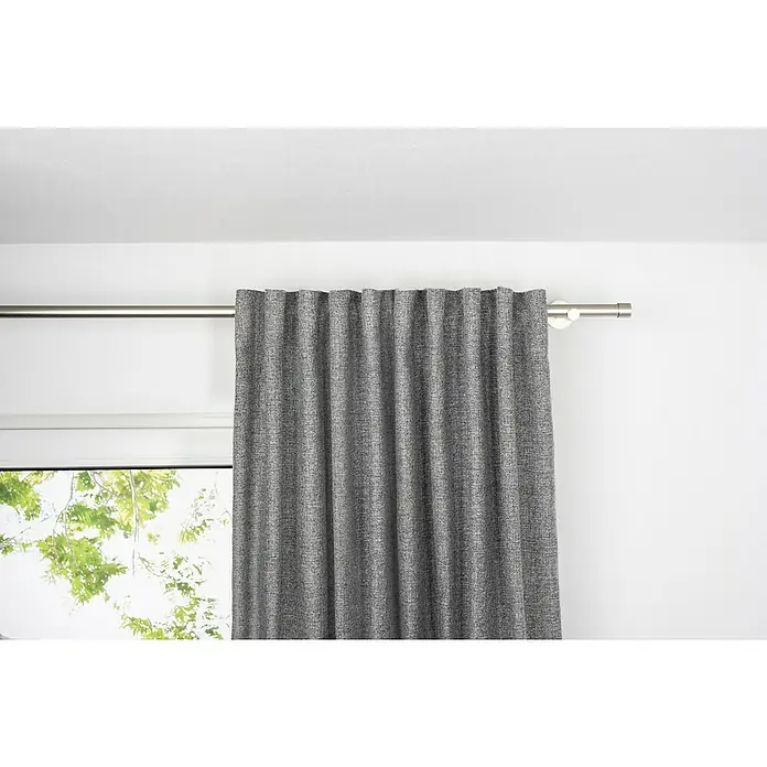 Schlaufenschal Chalet - B x H: 135 x 245 cm, 100 % Polyester, Grau - Grauer Vorhang mit leichter Textur hängt an einer silberfarbenen Gardinenstange, teilweise vor einem Fenster mit Blick auf Bäume.