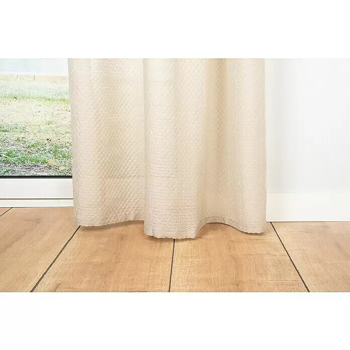 Ösenschal Dot - B x H: 135 x 245 cm, 100 % Polyester, Sand - Heller, beiger Vorhang mit Textur, hängt vor einem Fenster und reicht bis zum Holzboden.