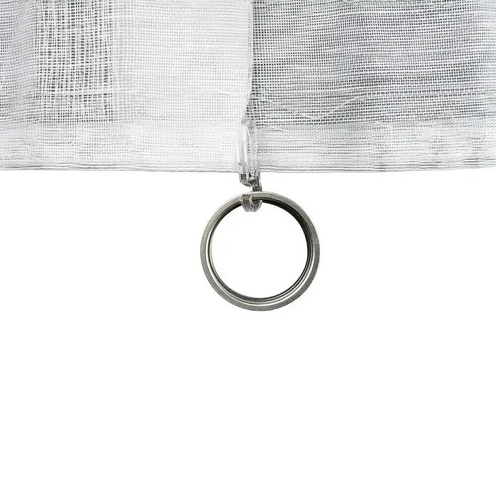 Schlaufenschal Soft - B x H: 135 x 245 cm, 100 % Polyester, Weiß - Nahaufnahme eines Vorhangs mit einem transparenten Ring, der an der weißen Gardine befestigt ist, vor einem schwarzen Hintergrund.