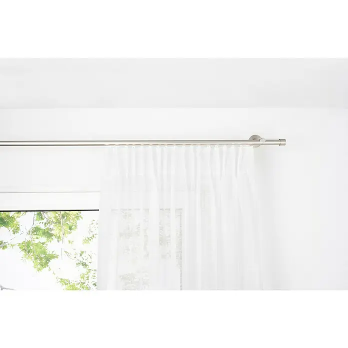 Schlaufenschal Soft - B x H: 135 x 245 cm, 100 % Polyester, Weiß - Ein Blick auf eine Gardinenstange mit einer weißen Gardine vor einem Fenster, die Licht und Privatsphäre bietet. Die Stange ist schlicht und modern.