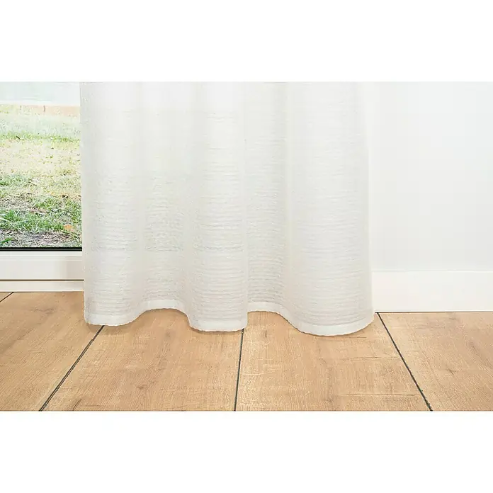 Ösenschal Dot - B x H: 135 x 300 cm, 100 % Polyester, Weiß - Ein schlichter, weißer Vorhang fällt elegant vor einem Fenster und verleiht dem Raum eine helle und luftige Atmosphäre.