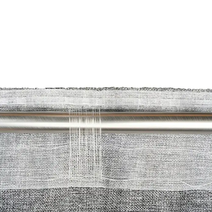 Schlaufenschal Chalet - B x H: 135 x 245 cm, 100 % Polyester, Grau - Detailaufnahme einer modernen Gardine mit silberner Stange, die durch das transparente Gewebe scheint, für ein minimalistisches Wohnambiente.