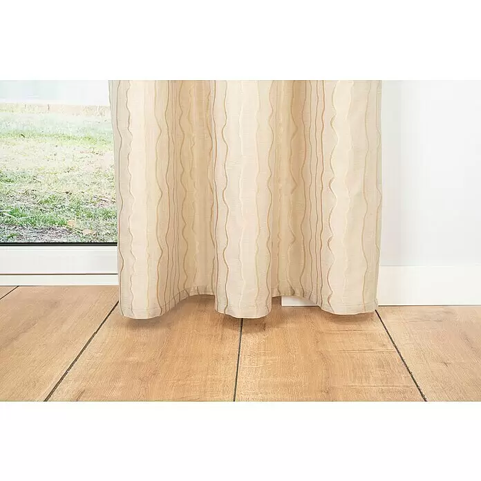 Ösenschal Stream - B x H: 135 x 245 cm, 100 % Polyester, Sand - Transparenter beiger Vorhang mit gewellten vertikalen Mustern, der ein Fenster bedeckt und über einem Holzfußboden hängt.