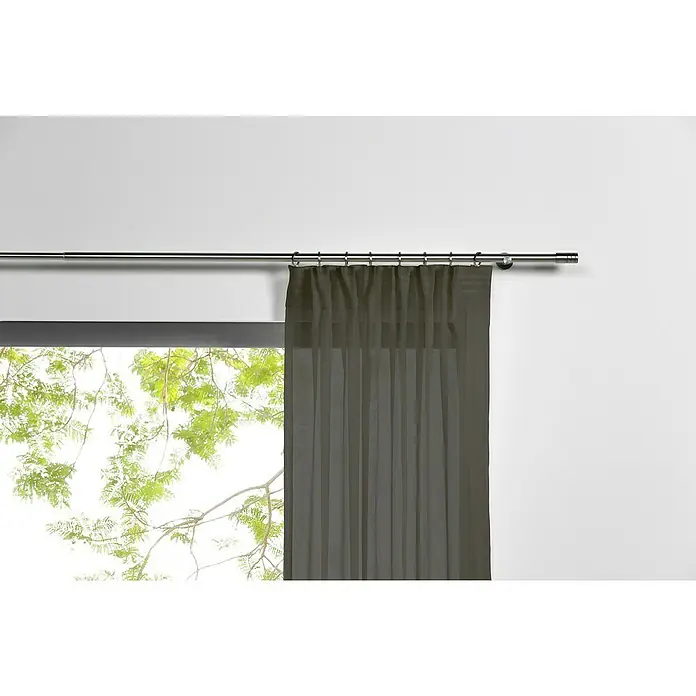 Schlaufenschal Transparent - B x H: 135 x 300 cm, 100 % Polyester, Grau - Gardinenstange mit grauen Vorhängen am Fenster. Die Vorhänge filtern das Licht und sorgen für Privatsphäre im Raum.