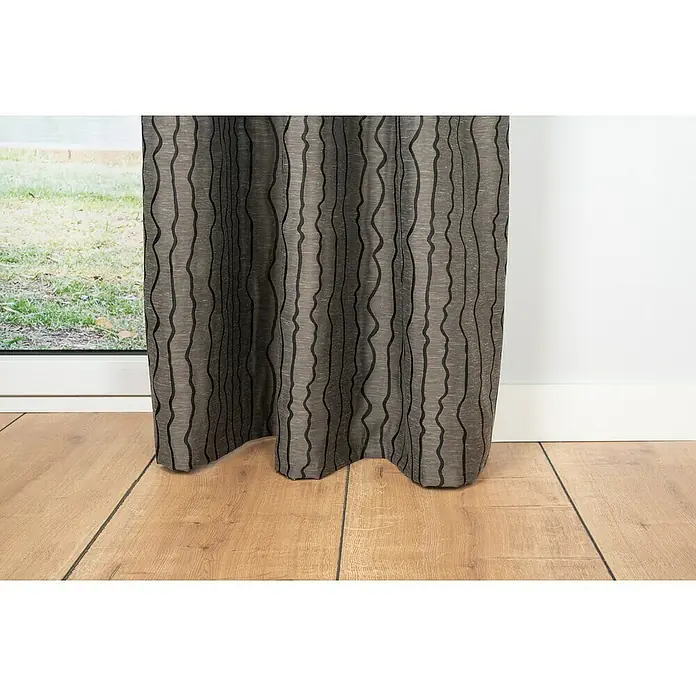 Ösenschal Stream - B x H: 135 x 300 cm, 100 % Polyester, Taupe - Nahaufnahme eines grauen Vorhangs mit schwarzen, gewundenen Streifen, der elegant in einem hellen Raum hängt.