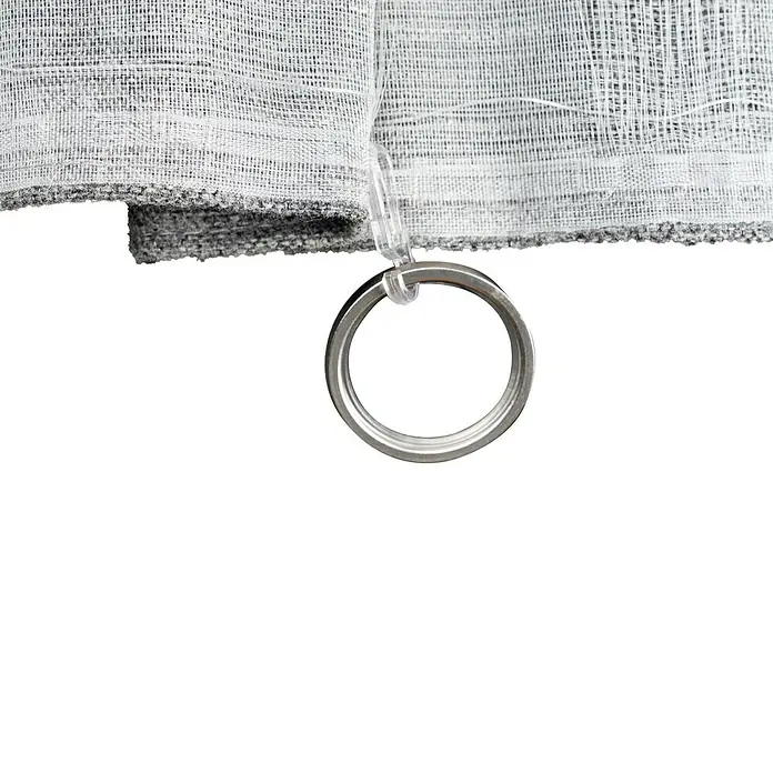 Schlaufenschal Chalet - B x H: 135 x 245 cm, 100 % Polyester, Grau - Nahaufnahme einer Gardinenstange mit Ring und durchsichtigem Haken an einer grauen Gardine vor schwarzem Hintergrund.
