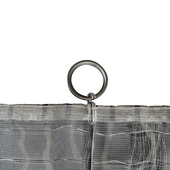 Schlaufenschal Stream - B x H: 135 x 300 cm, 100 % Polyester, Taupe - Nahaufnahme eines weißen Vorhangs mit einem silbernen Ring und einem transparenten Clip zur Aufhängung. Elegante Fensterdekoration im Detail.