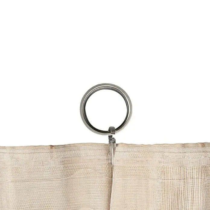Schlaufenschal Stream - B x H: 135 x 300 cm, 100 % Polyester, Sand - Nahaufnahme eines Vorhangs mit einem silbernen Ring und Clip, der das gewebte Textil hält, vor einem schwarzen Hintergrund.
