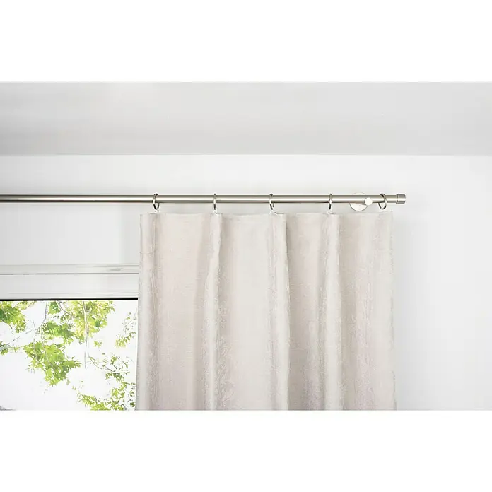 Verdunkelungsvorhang Dim - B x H: 135 x 300 cm, 100 % Polyester, Sand - Helle Vorhänge hängen an einer Metallschiene über einem Fenster und verleihen dem Raum ein elegantes und modernes Ambiente.