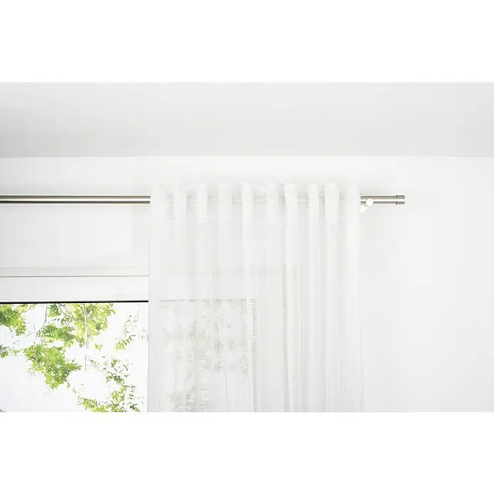 Schlaufenschal Soft - B x H: 135 x 245 cm, 100 % Polyester, Weiß - Weißer transparenter Vorhang, der an einer silbernen Gardinenstange vor einem Fenster hängt und einen Hauch von Privatsphäre und sanftem Licht bietet.