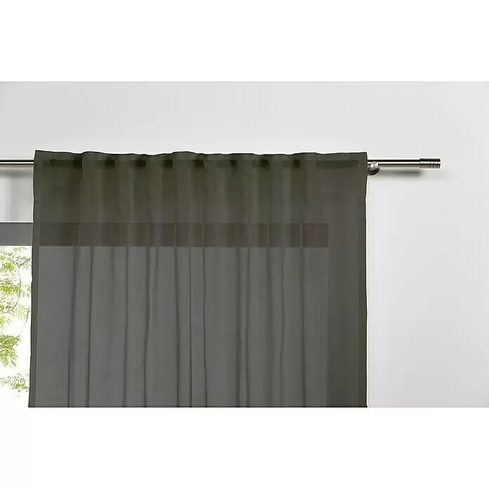 Schlaufenschal Transparent - B x H: 135 x 245 cm, 100 % Polyester, Grau - Ein dunkelgrauer transparenter Vorhang mit Ösen hängt an einer silbernen Metallstange und verdeckt teilweise ein Fenster.