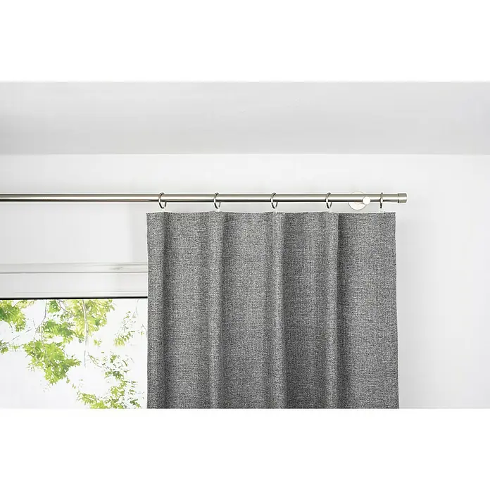 Schlaufenschal Chalet - B x H: 135 x 245 cm, 100 % Polyester, Grau - Grauer Vorhang hängt an einer silbernen Gardinenstange mit Ringen vor einem Fenster und einer weißen Wand.