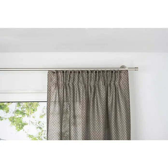 Schlaufenschal Dot - B x H: 135 x 300 cm, 100 % Polyester, Taupe - Ein grauer Vorhang mit einem Punktmuster hängt an einer silbernen Gardinenstange vor einem Fenster.