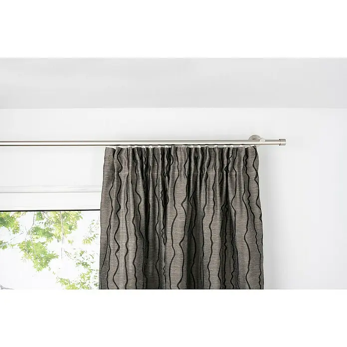 Schlaufenschal Stream - B x H: 135 x 300 cm, 100 % Polyester, Taupe - Vorhang mit gewellten Streifen hängt an einer silbernen Gardinenstange vor einem Fenster und einer weißen Wand.
