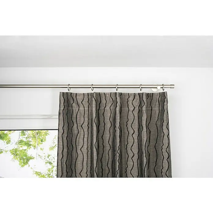 Schlaufenschal Stream - B x H: 135 x 300 cm, 100 % Polyester, Taupe - Vorhang mit gewellten schwarzen Linien hängt an einer silbernen Gardinenstange. Ideal, um Ihrem Zimmer einen eleganten Touch zu verleihen.
