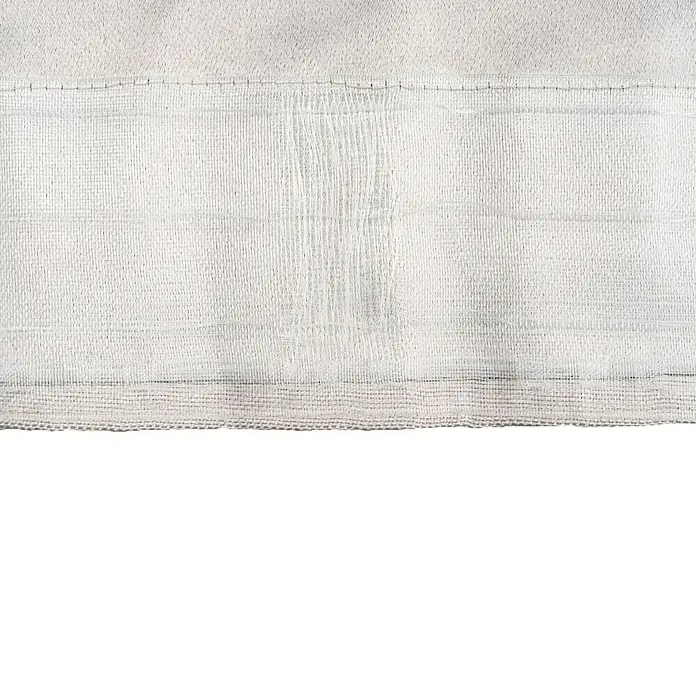 Verdunkelungsvorhang Dim - B x H: 135 x 300 cm, 100 % Polyester, Sand - Nahaufnahme eines weißen, strukturierten Stoffes mit sichtbaren Fasern, der eine subtile Eleganz ausstrahlt.