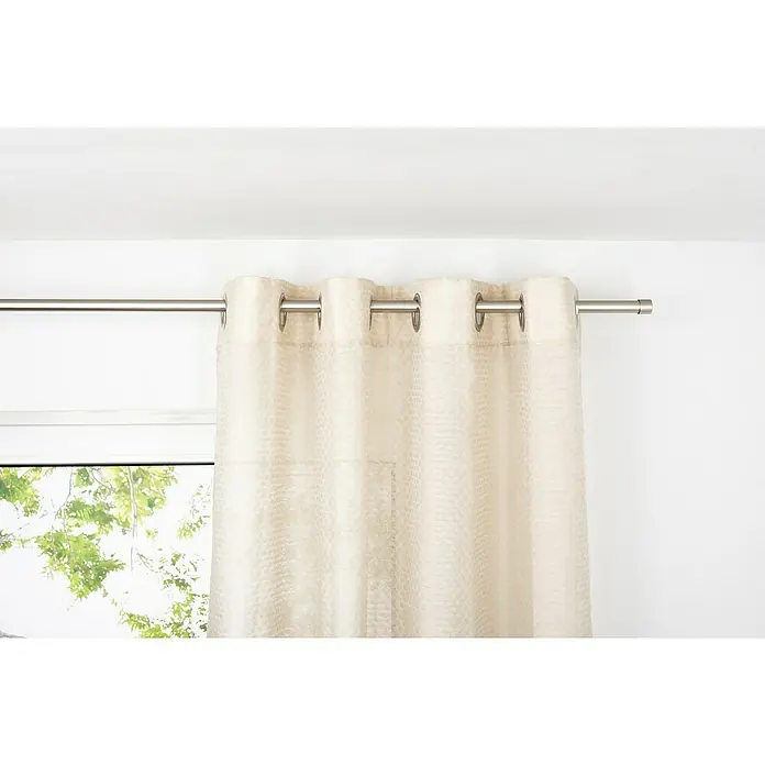 Ösenschal Dot - B x H: 135 x 245 cm, 100 % Polyester, Sand - Nahaufnahme einer eleganten Gardine mit Metallösen an einer Stange vor einem Fenster, die ein helles, luftiges Ambiente erzeugt.