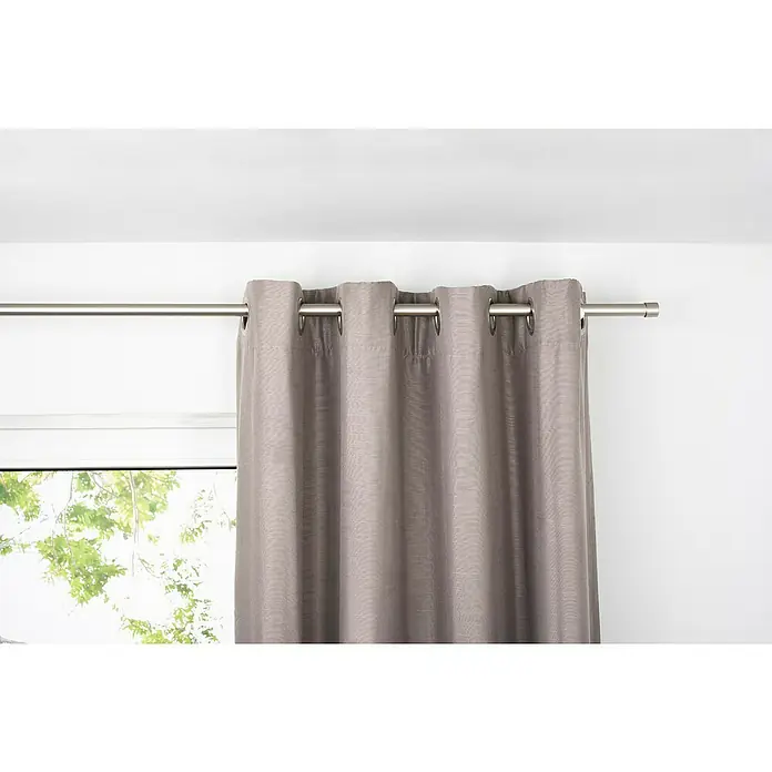 Ösenschal Leinen-Look - B x H: 135 x 245 cm, 100 % Polyester, Taupe - Eine graue Gardine hängt an einer silbernen Gardinenstange vor einem Fenster und sorgt für einen eleganten Look im Raum.