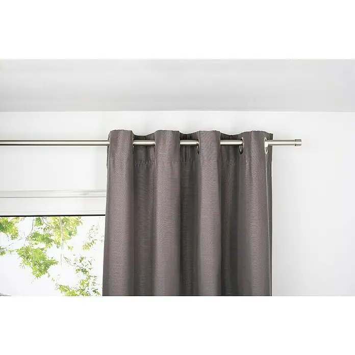 Ösenschal Leinen-Look - B x H: 135 x 300 cm, 100 % Polyester, Grau - Diese Nahaufnahme zeigt einen modernen grauen Verdunkelungsvorhang mit Ösenaufhängung an einer Metallschiene. Der Vorhang hängt vor einem Fenster.