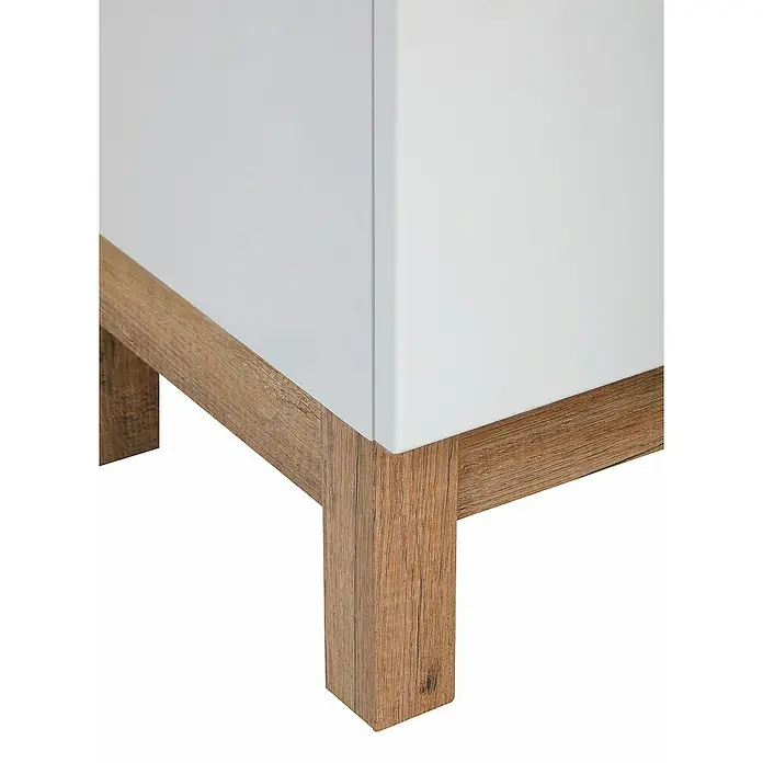Astor Spek Waschtischunterschrank79,7 x 45,7 x 83,3 cm, Weiß/Eiche-Optik, Hochglanz, 2 Türen - Nahaufnahme eines weißen Schranks mit hölzernen Beinen, der ein modernes und stilvolles Möbelstück zeigt.