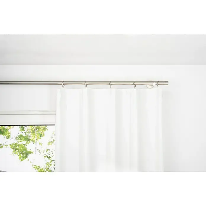 Schlaufenschal Leinen-Look - B x H: 135 x 300 cm, 100 % Polyester, Weiß - Vorhangstange aus Stahl mit weißem Vorhang und Blick auf das grüne Blätterwerk, perfekt für ein helles und modernes Ambiente.