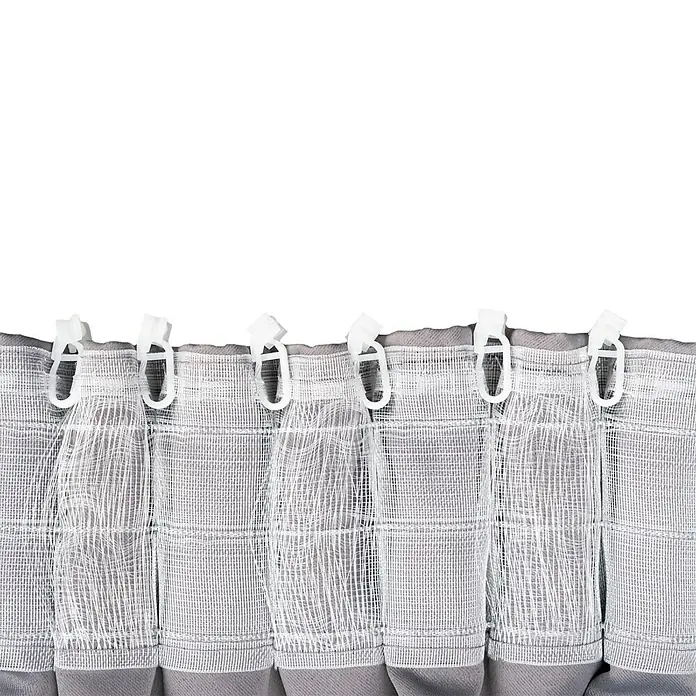 Schlaufenschal Day & Night - B x H: 135 x 300 cm, 100 % Polyester, Taupe - Nahaufnahme eines grauen Flächenvorhangs mit weißen Faltenhaken. Der Stoff ist leicht transparent und verleiht dem Raum eine luftige Note.