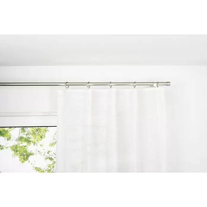 Schlaufenschal Dot - B x H: 135 x 245 cm, 100 % Polyester, Weiß - Silberne Metallvorhangstange mit Ringen, die einen weißen, transparenten Vorhang vor einem Fenster hält.