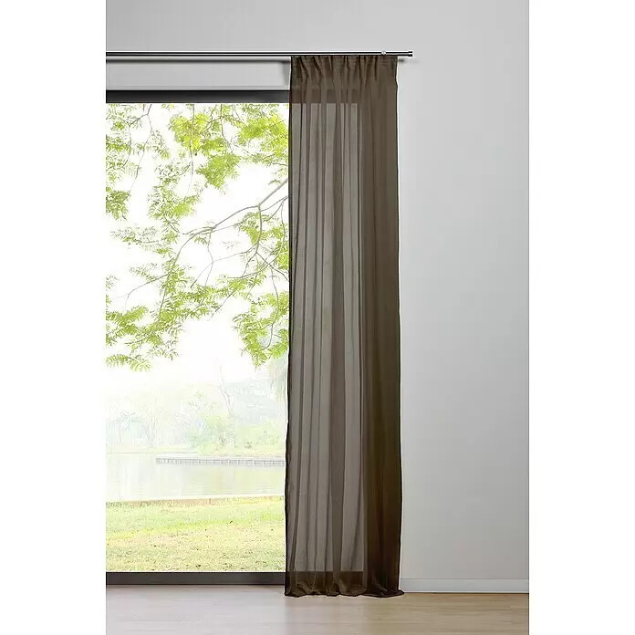 Schlaufenschal Transparent - B x H: 135 x 245 cm, 100 % Polyester, Cappuccino - Ein transparenter brauner Vorhang hängt an einer silbernen Stange und bedeckt teilweise ein Fenster mit Blick ins Grüne.