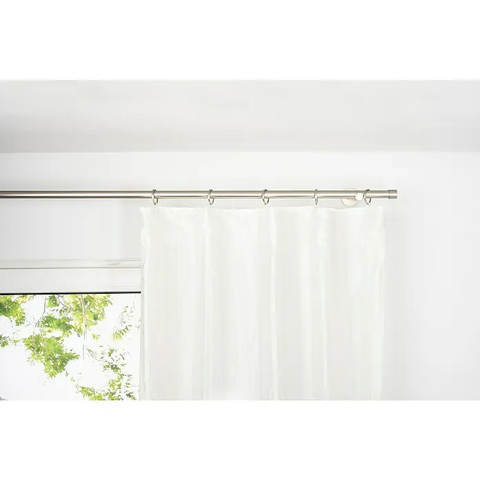 Schlaufenschal Stream - B x H: 135 x 245 cm, 100 % Polyester, Weiß - Eine Gardinenstange aus Metall mit weißen, lichtdurchlässigen Vorhängen, die an Ringen befestigt sind, vor einem Fenster.