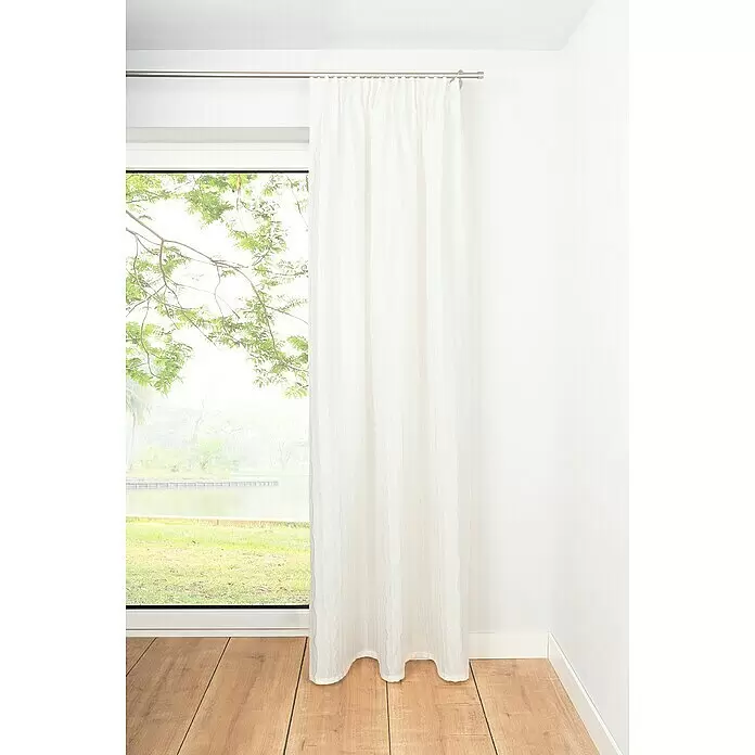 Schlaufenschal Stream - B x H: 135 x 245 cm, 100 % Polyester, Weiß - Ein langer, weißer, transparenter Vorhang mit welliger Textur hängt an einer silbernen Stange vor einem Fenster.