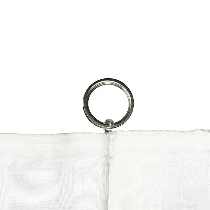 Schlaufenschal Leinen-Look - B x H: 135 x 300 cm, 100 % Polyester, Weiß - Nahaufnahme eines silbernen Vorhangrings mit transparentem Clip, befestigt an einem weißen Vorhang, vor einem schwarzen Hintergrund.