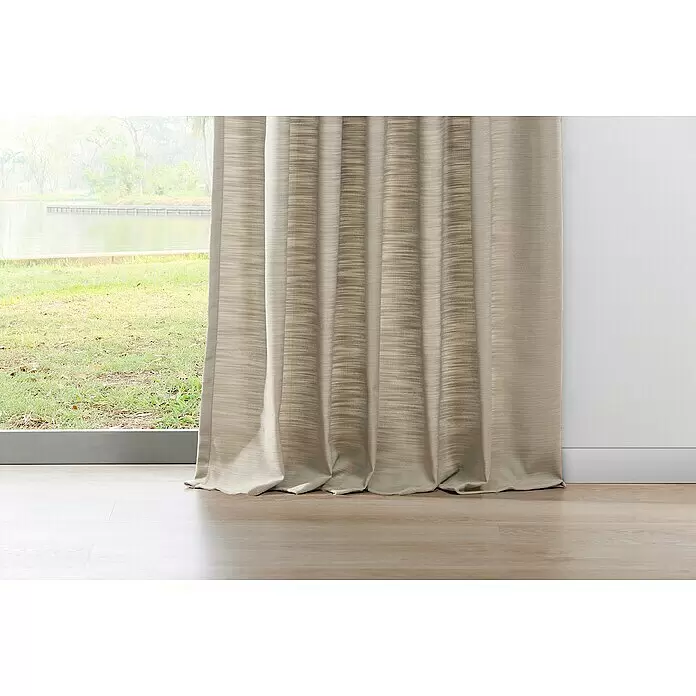 Schlaufenschal Leinen-Look - B x H: 135 x 300 cm, 100 % Polyester, Beige - Plissierter hellbeiger Vorhang mit Texturmuster, am Fenster hängend und leicht auf dem Holzboden aufliegend.