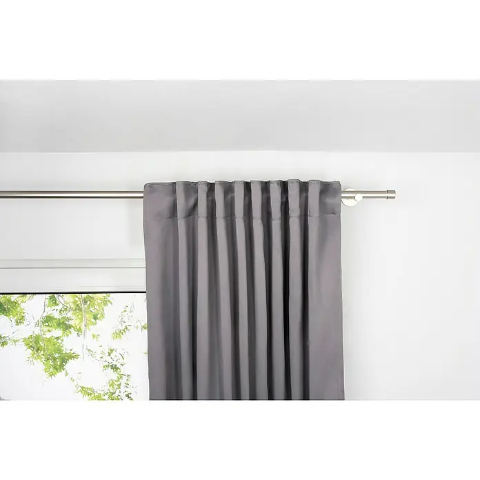 Schlaufenschal Day & Night - B x H: 135 x 300 cm, 100 % Polyester, Taupe - Grauer Vorhang hängt an einer silbernen Gardinenstange vor einem Fenster und einer weißen Wand.